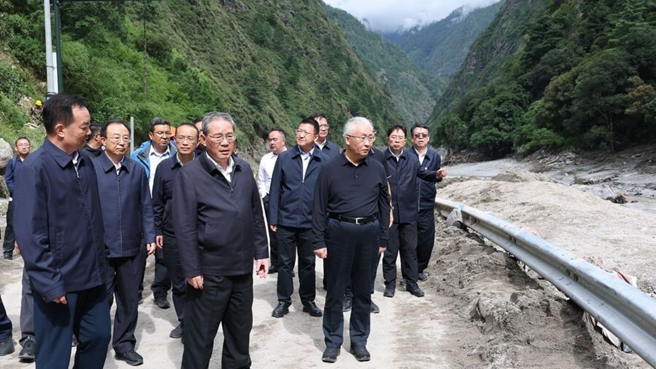 Li Qiang, afet bölgesinde arama-kurtarma çalışmalarını yönetti