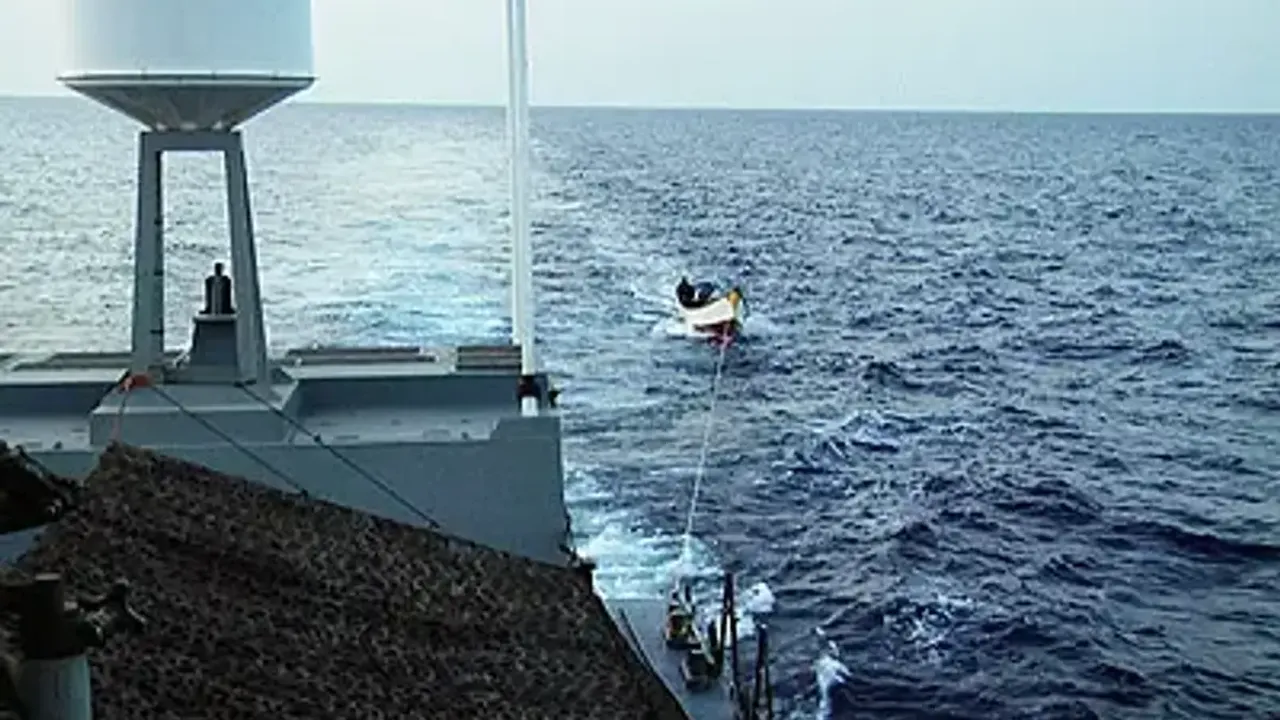 Türk ve Somali Deniz Kuvvetlerinden ortak operasyon: Korsanların kaçırdığı gemi kurtarıldı
