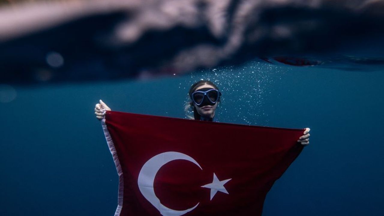 Milli sporcu Şahika Ercümen 30 Ağustos için "Zafer Dalışı" yaptı