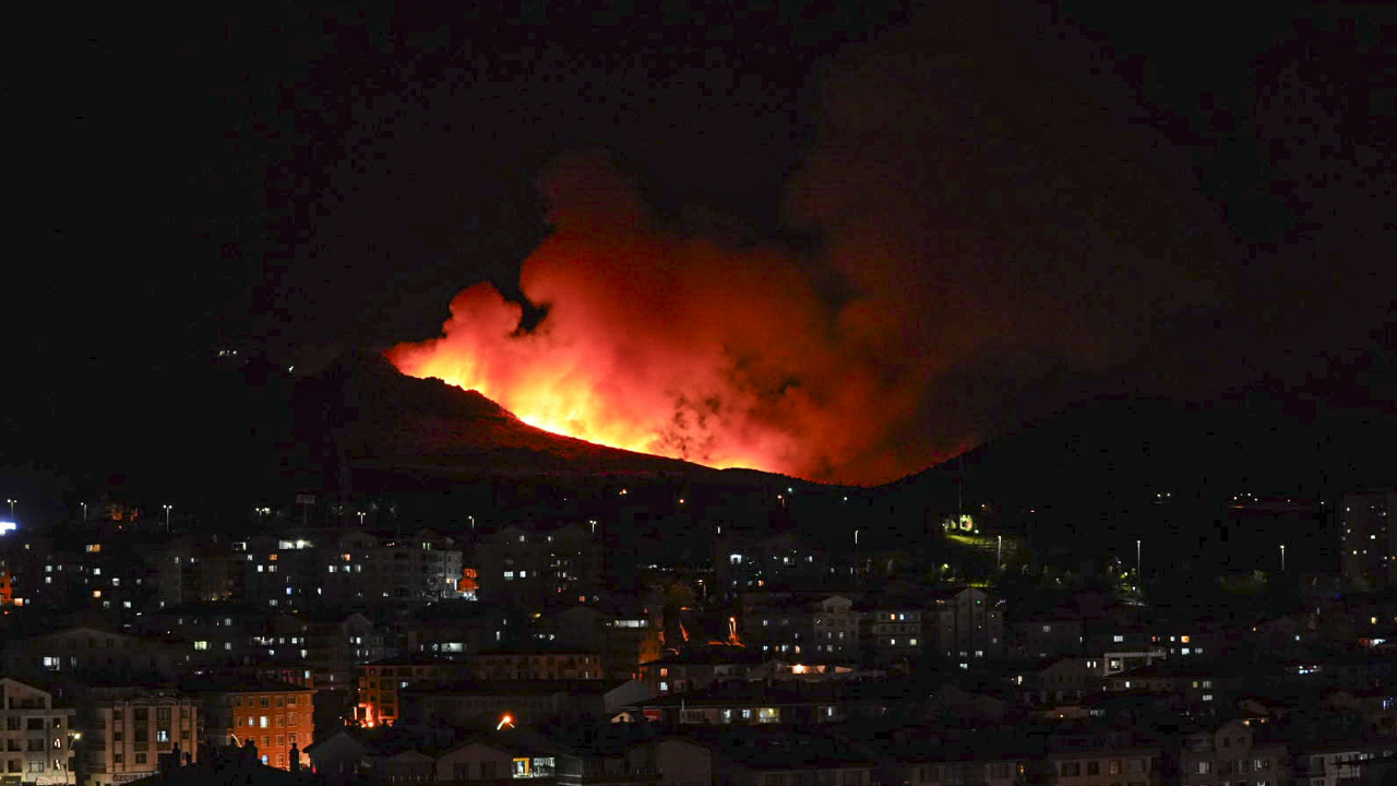 Ankara Mamak'ta çıkan yangına müdahale ediliyor