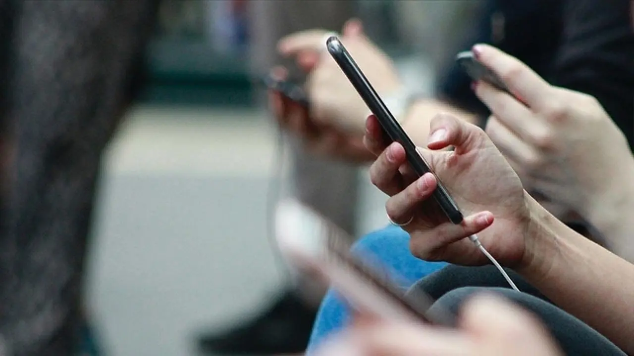 Fransa'da liselerde cep telefonu yeni eğitim yılından itibaren yasaklandı