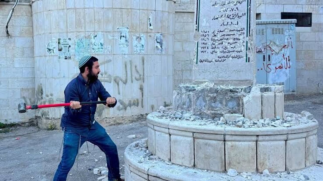 İsrailli milletvekili Filistinlilere ait anıtı balyozla parçaladı