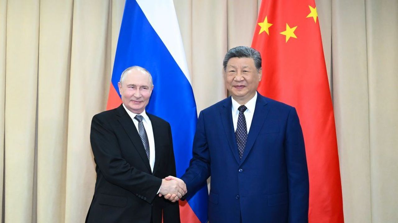 Xi Jinping ve Vladimir Putin Bişkek'te bir araya geldi