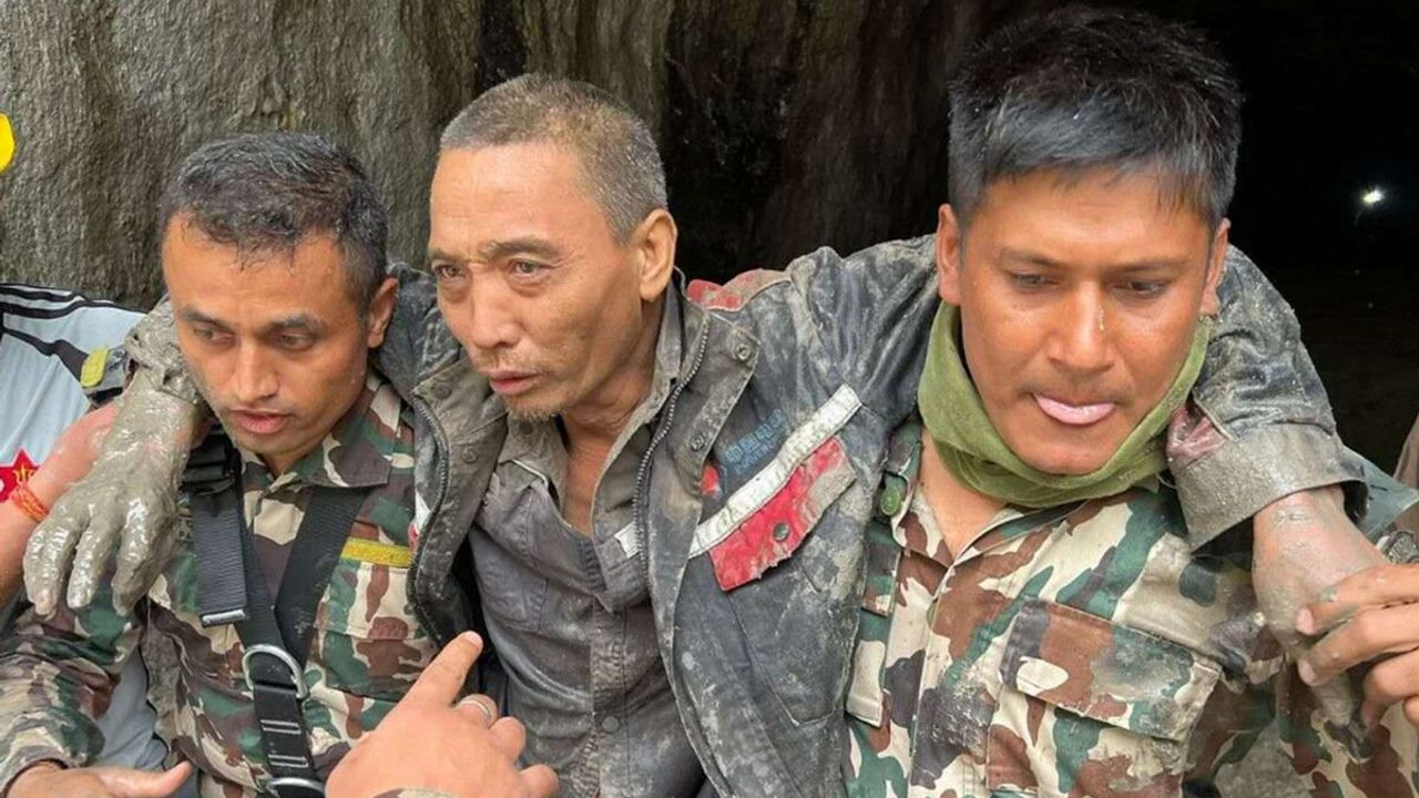 Nepal’de felaketten 10 gün sonra mucize: Çin vatandaşı sağ kurtarıldı