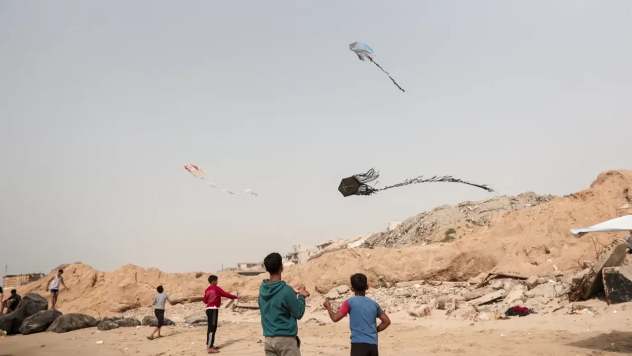 Lübnan’da İsrail saldırılarının gölgesinde uçurtma festivali