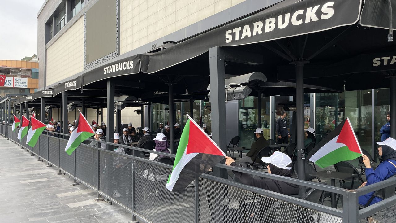 AK Parti Gençlik Kolları’ndan 81 ilde Starbucks’ta ‘yer kapatma eylemi’