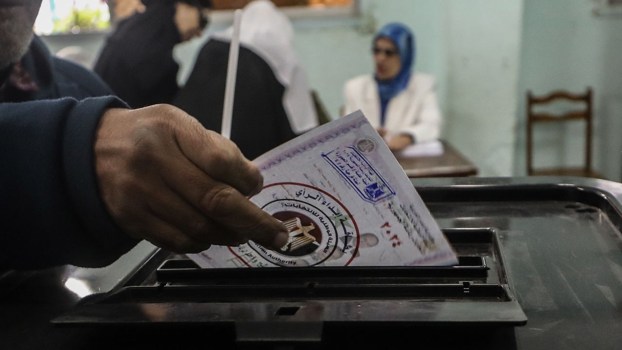 Mısır'da sabah başlayan oy verme işlemi devam ediyor