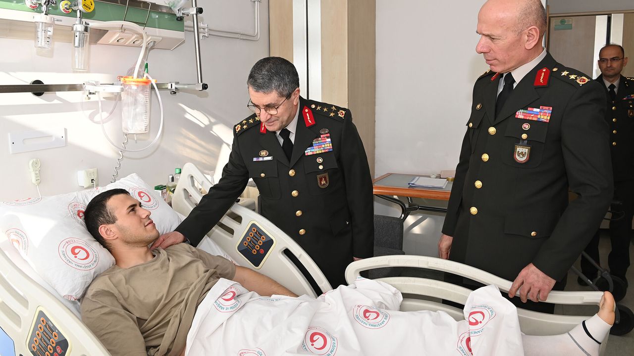 Kara Kuvvetleri Komutanından tedavi gören askerlere ziyaret