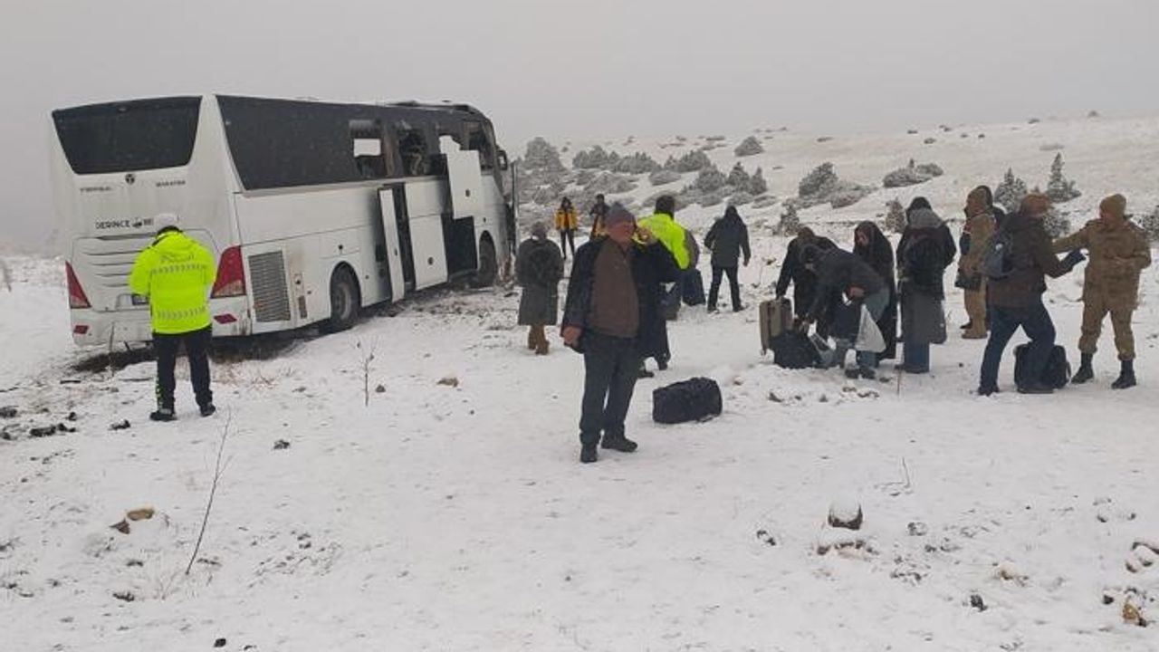 Kars'ta iki otobüsün karıştığı zincirleme kaza: 2 ölü 8 yaralı 