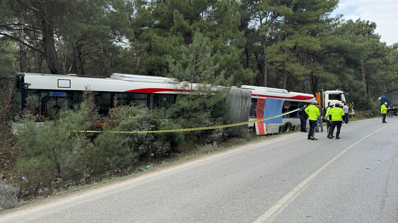İzmir'de tır ile otobüs çarpıştı: Ölü ve yaralılar var