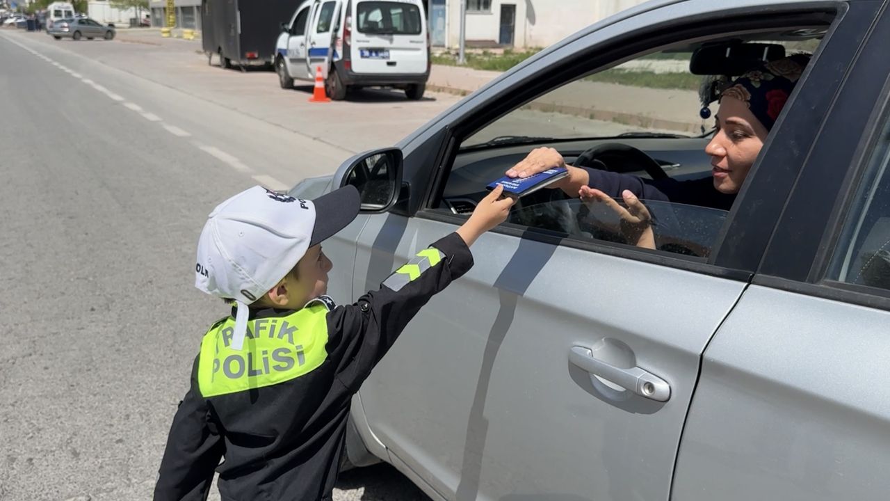 Çocuklar polis oldu, trafikte denetim yaptı