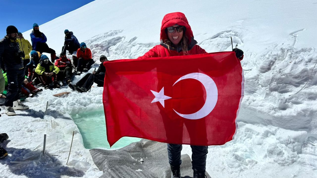 Deniz Kayadelen'den dünya rekoru: Everest'in tepesinde yüzdü