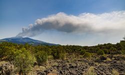 Etna Yanardağı yeniden kül ve lav püskürttü