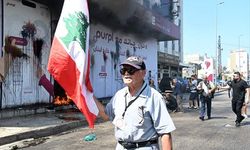 Lübnan'da paralarını çekemeyen vatandaşlar bankaları protesto etti