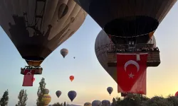 Kapadokya'da balonlar Türk bayraklarıyla uçtu