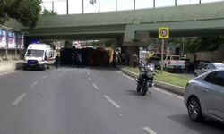 İstanbul'da TIR, otobüsün üzerine devrildi