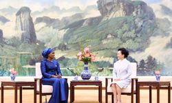 Peng Liyuan, Senegal First Lady'si Marieme Faye Sall ile buluştu