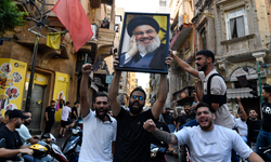 Beyrut'ta toplanan bir grup, Nasrallah'ın fotoğrafını taşıyarak slogan attı