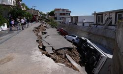 İzmir'de şiddetli sağanak: Yollar göle döndü, araçlar denize sürüklendi