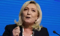 Le Pen, AB fonlarını zimmetine geçirmek suçlamasıyla yargı karşısında