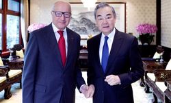 Wang Yi, Fransa Anayasa Konseyi Başkanı Fabius'la görüştü