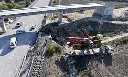 Yolcu treni raylarda bırakılan beton pompası aracına çarptı: Sürücü gözaltına alındı