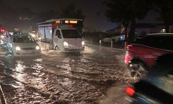 Şiddetli dolu kent merkezini vurdu... Trafik durma noktasına geldi, vatandaşlar mahsur kaldı