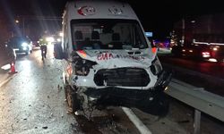 Ambulans ve iki otomobil çarpıştı.; 1 ölü 5 yaralı