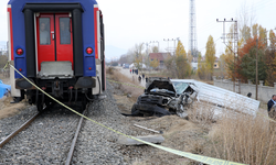 Muş'ta tren kamyonete çarptı: 1 kişi öldü