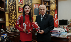 Bahçeli, milli kick boksçu Aybüke Kılınç'ı ağırladı