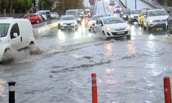 Bakırköy'de şiddetli yağmur sonrası yollar göle döndü: İş yerini su bastı