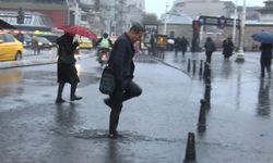 Taksim'de sağanak yağış aniden bastırdı