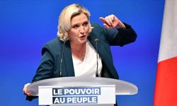 Le Pen'den Fransız Başbakanı'na hükümeti düşürme tehdidi