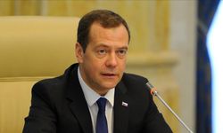 Dmitriy Medvedev: 'Kamala Harris'in işi bitti, bulaşıcı bir şekilde gülmeye devam etsin'