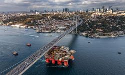 Dev petrol platformu İstanbul Boğazı'ndan geçti