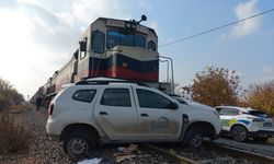 Yük treni otomobile çarptı: 2 yaralı