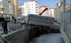 Buzda kayan kamyon, derenin duvarında asılı kaldı