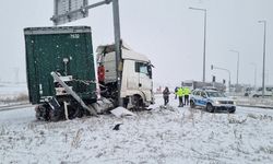 Tır refüje çarptı: Kara yolu 2 saat ulaşıma kapandı