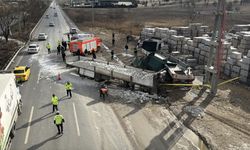 Eskişehir'de lastiği patlayan tır karşı şeride geçerek başka bir tırla çarpıştı