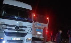 Afyonkarahisar'da yolcu otobüsü ile TIR çarpıştı: 11 yaralı