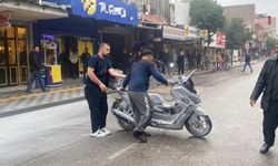 Sürekli arıza yapan yeni motosikletini bayi önünde benzin döküp ateşe verdi