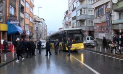 Kağıthane'de İETT otobüsü çöken yolda kaldı