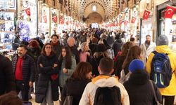 Yeni yıla saatler kaldı: Eminönü'nde yılbaşı heyecanı