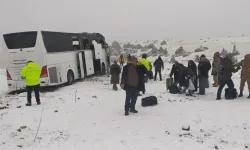 Kars'ta yolcu otobüsü devrildi