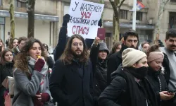 Sırbistan'da öğrenciler, ölümlü kazaya tepki için savcılık binasına yürüdü