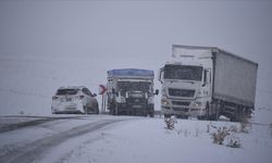 Kars-Göle kara yolu ulaşıma kapatıldı