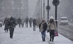 Sivas'ta yoğun kar yağışı: Kent merkezi beyaza büründü