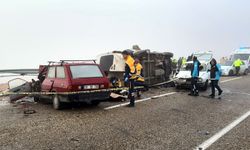 İşçi servisi iki otomobille çarpıştı: Ölü ve yaralılar var