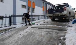 Hakkari'de Sibirya soğukları: Yollar ve merdivenler buz tuttu