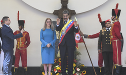 Venezuela'da Maduro, destekçilerini selamladı